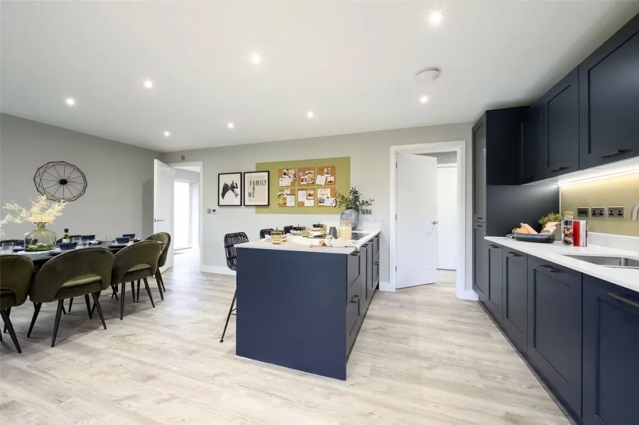 with 4 bedrooms in London Road, Newport, CB11, photo 4