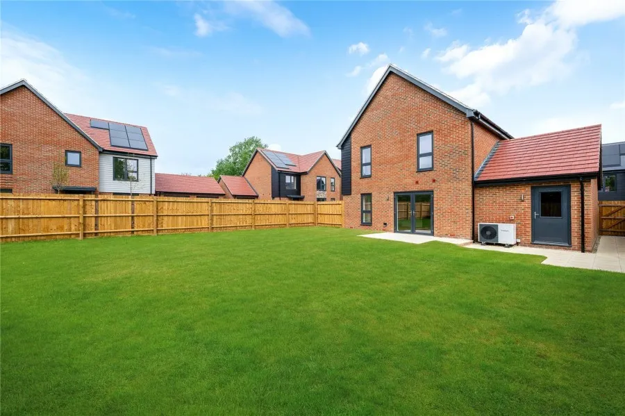with 4 bedrooms in London Road, Newport, CB11, photo 19