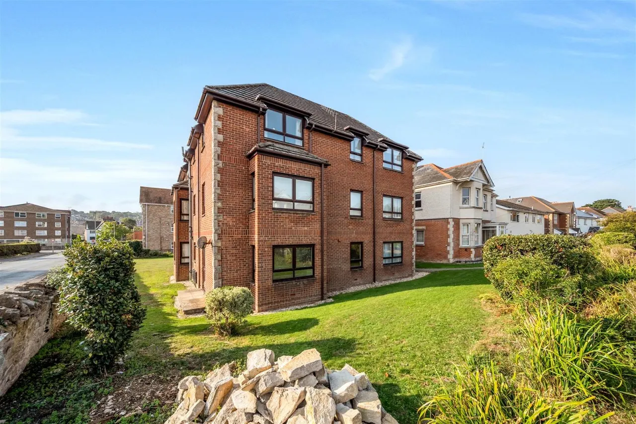 4 bed flat to rent, Rabling Road, Swanage, BH19