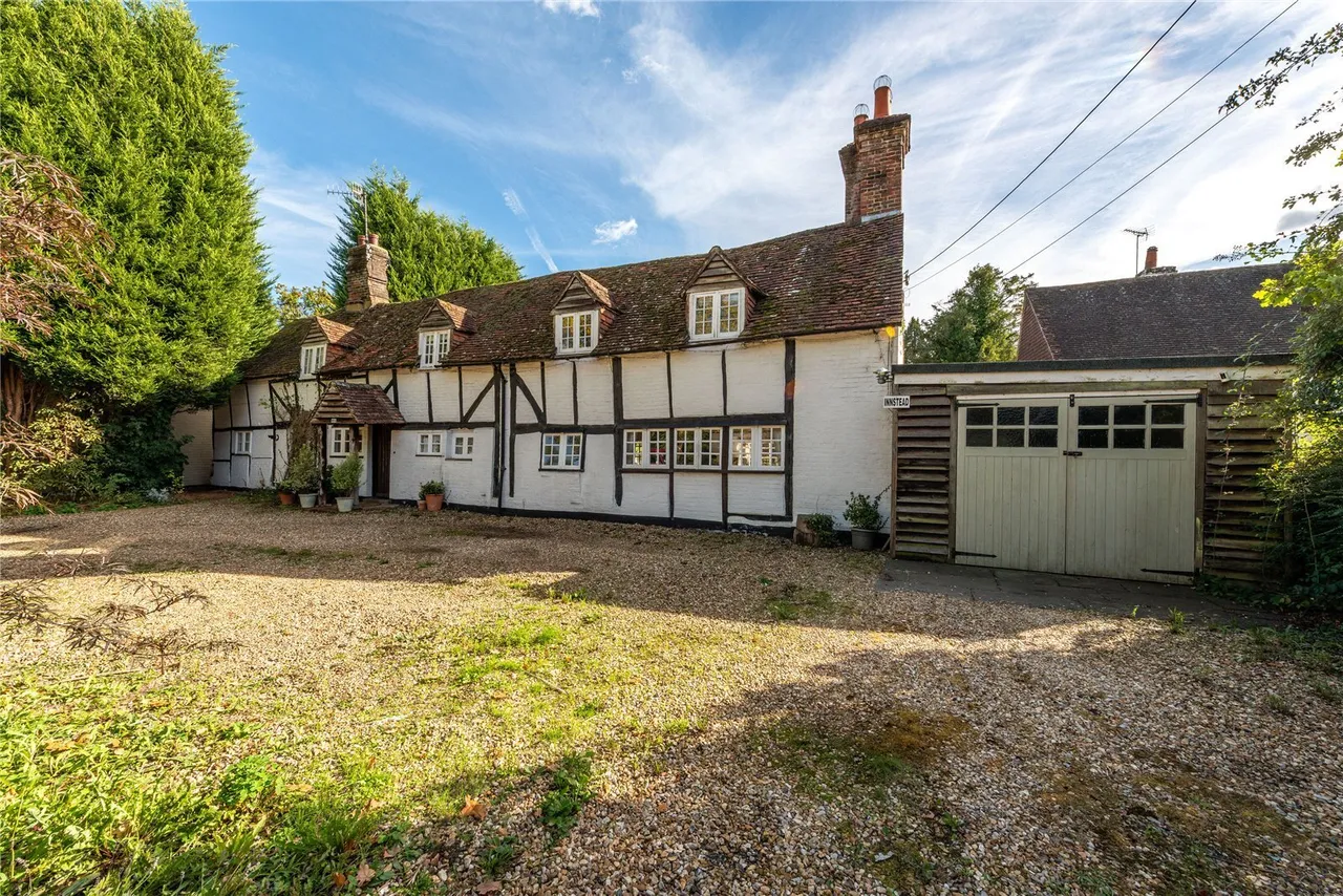 4 bed property for sale, Parkgate Road, Newdigate, RH5