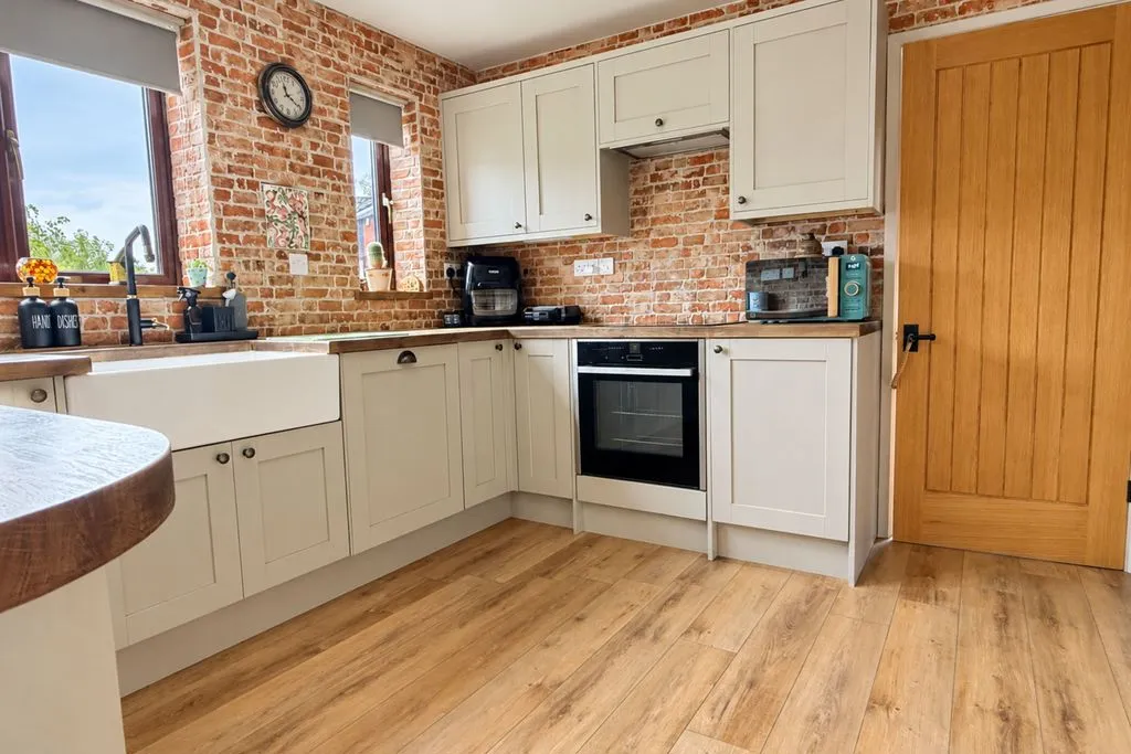 The Parkway, Shelfield, WS4, photo 3