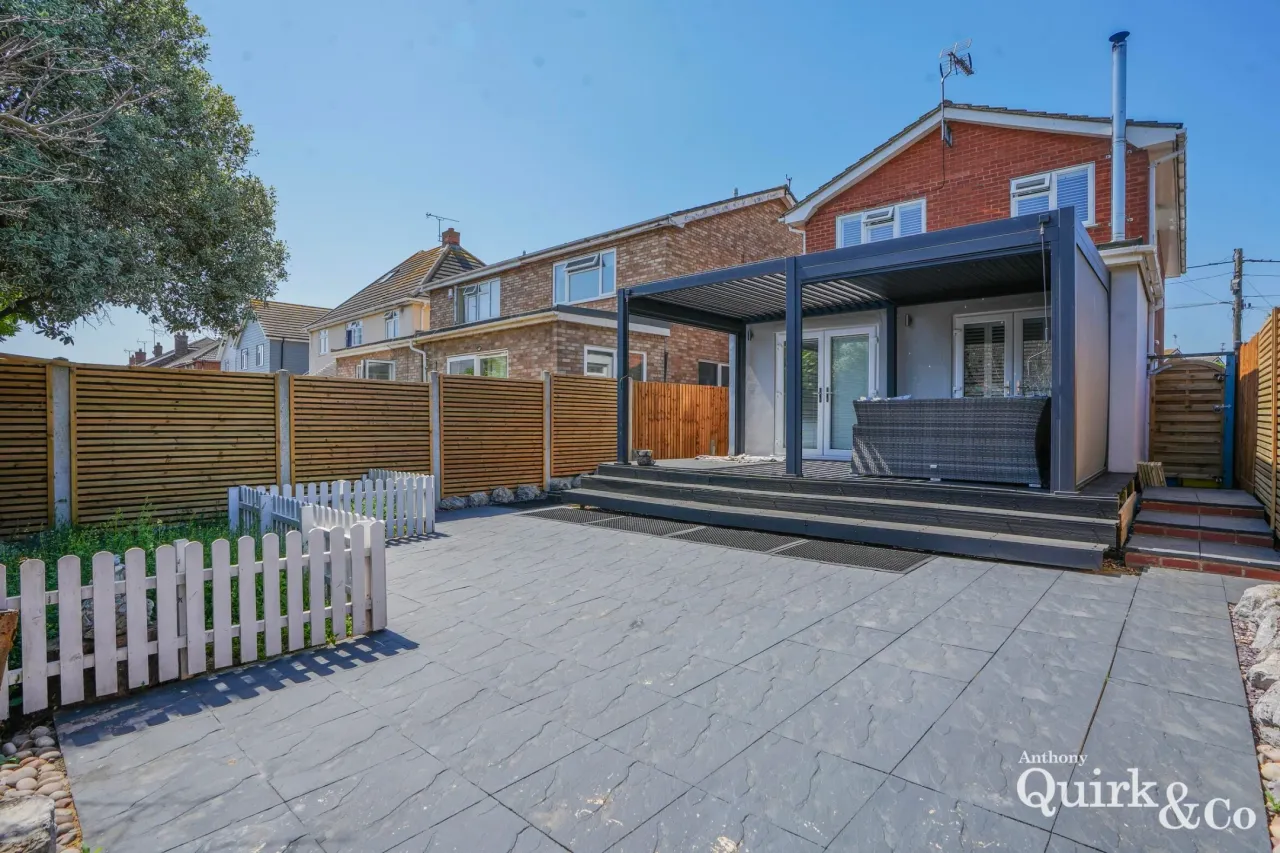 4 bed property for sale, Labworth Road, Canvey Island, SS8