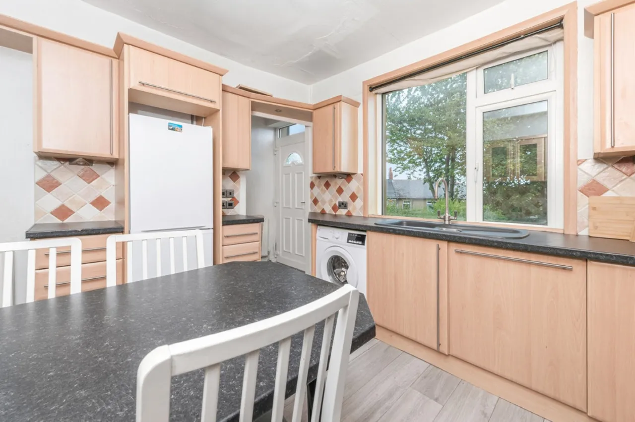 Sandene Drive, Crosland Moor, photo 2