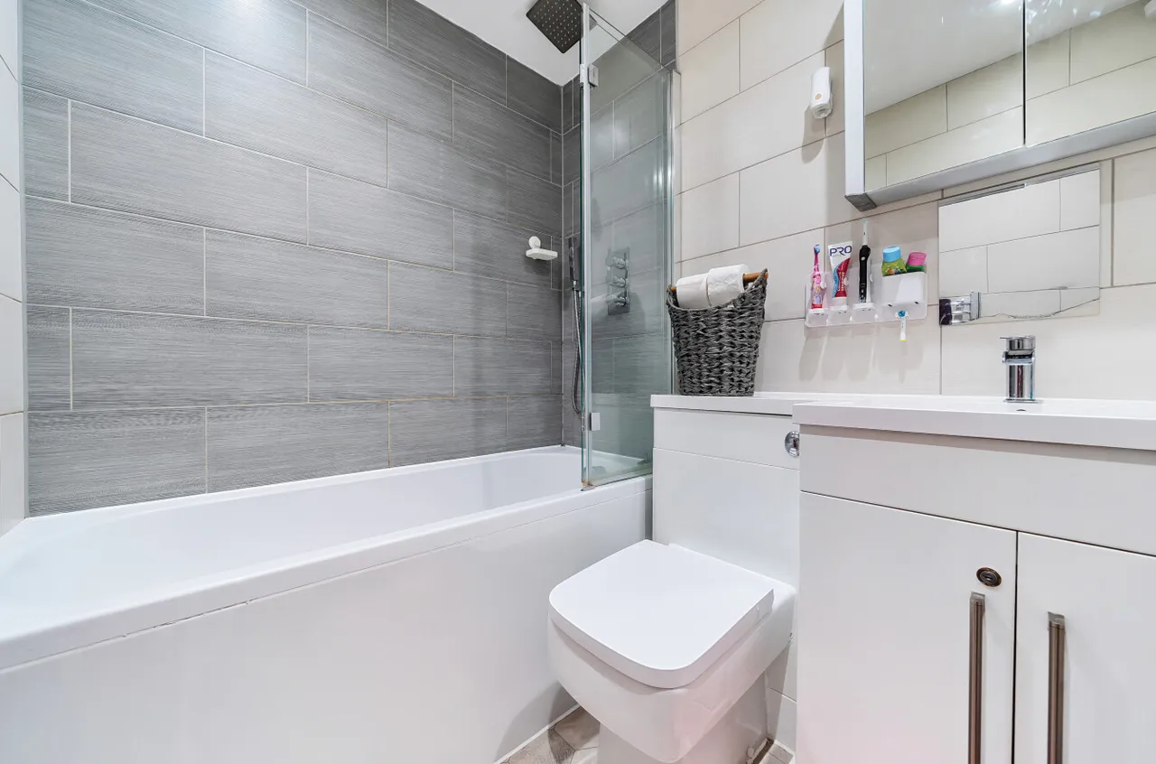 Ivy Drive, Lightwater, Surrey, GU18 5YY, photo 9