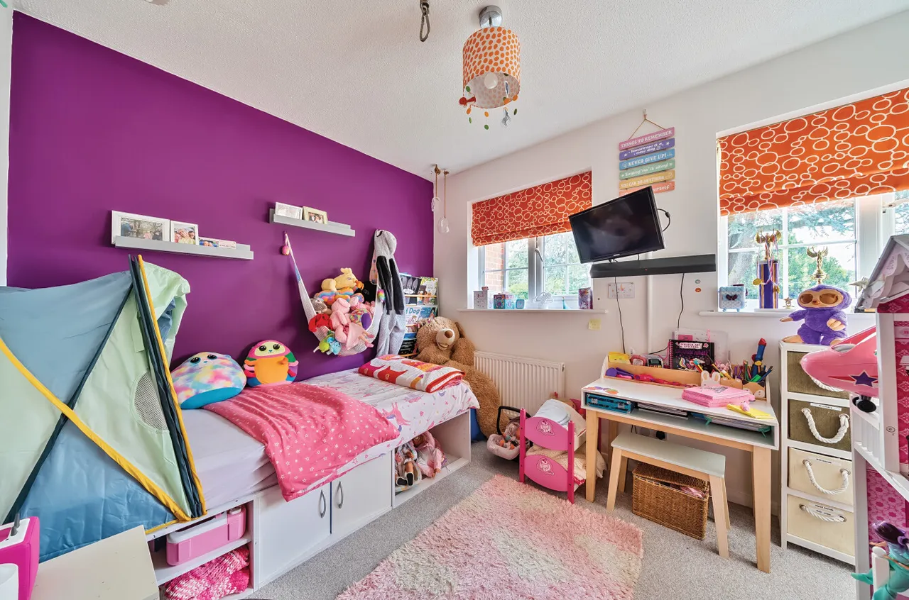 Ivy Drive, Lightwater, Surrey, GU18 5YY, photo 8