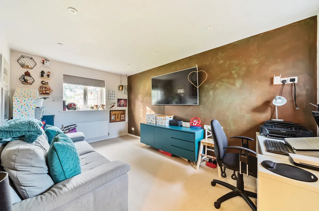 Ivy Drive, Lightwater, Surrey, GU18 5YY, photo 6