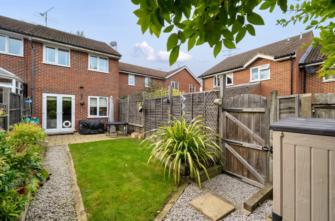Ivy Drive, Lightwater, Surrey, GU18 5YY, photo 11