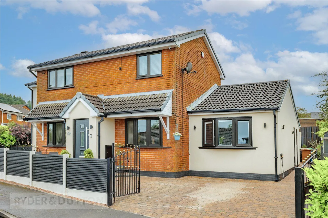 4 bed house for sale, Clipsley Crescent, Moorside, OL4