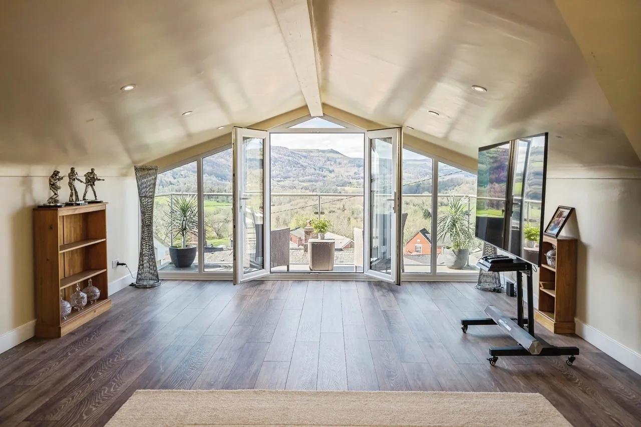 Tan Y Graig, Cefn Mawr, LL14, photo 2