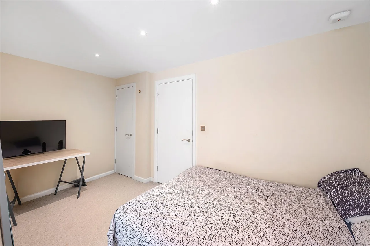 Battersea Park Road, London, SW11, photo 15