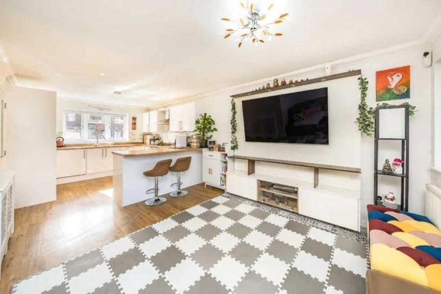 Beverley Road, Sunbury-on-Thames, TW16, photo 3