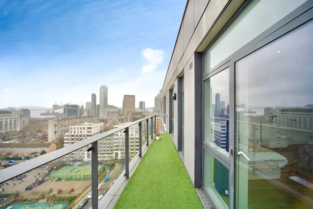 3 bed flat for sale, Pomfret Place, London, E14