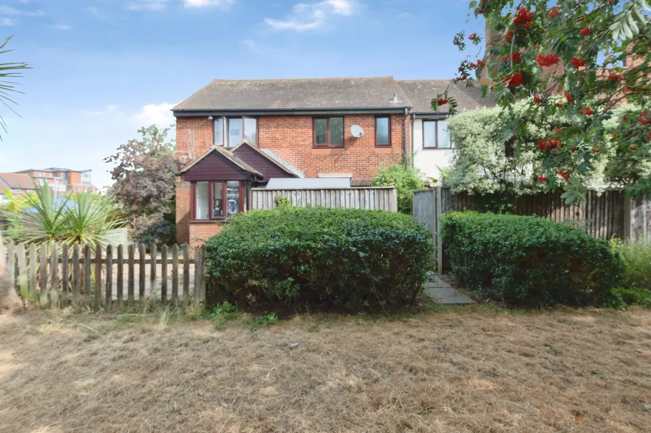 Waldren Close, Poole, BH15, photo 2