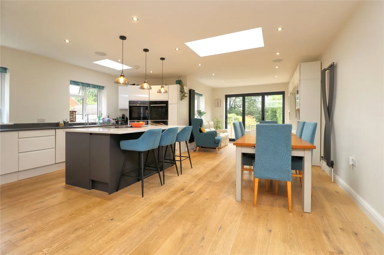 Robin Hood Road, St. Johns, GU21, photo 2