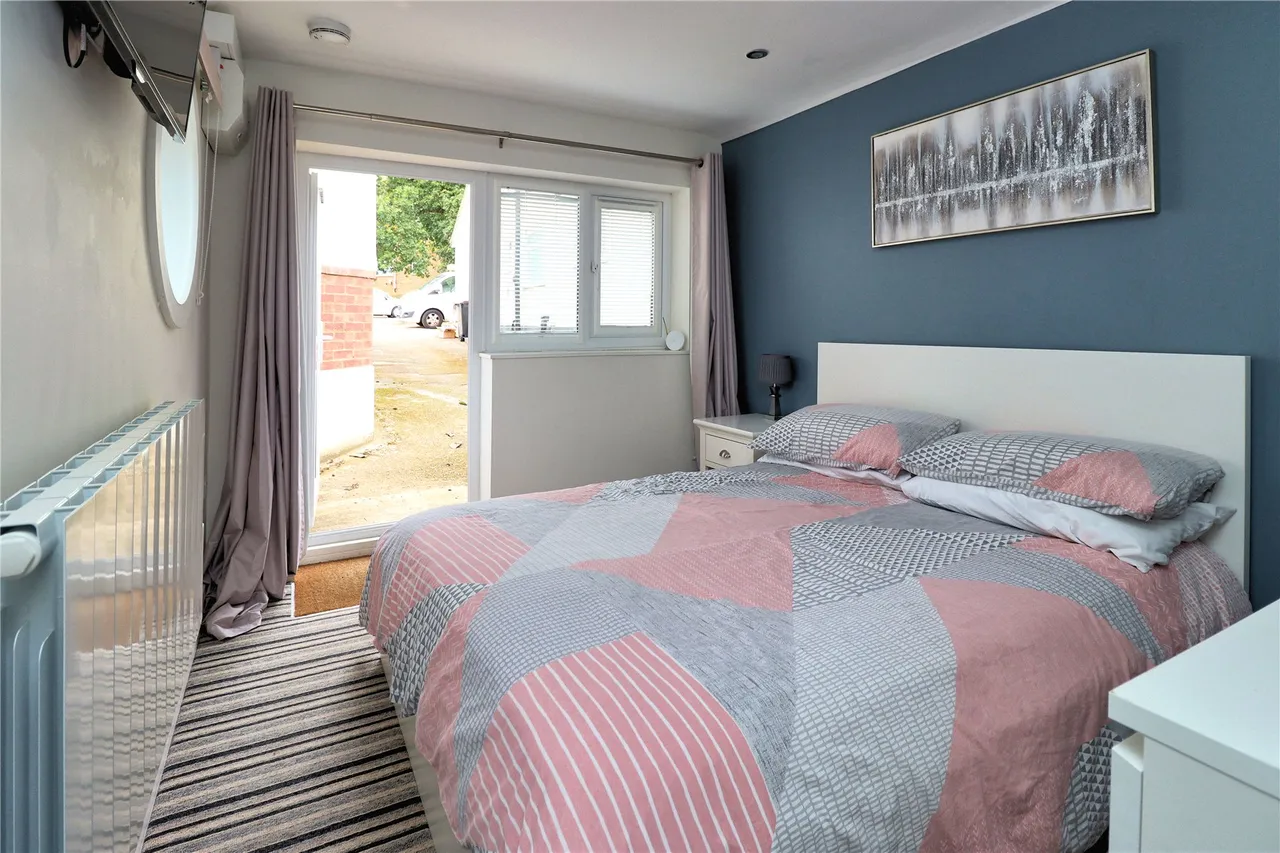 Robin Hood Road, St. Johns, GU21, photo 8