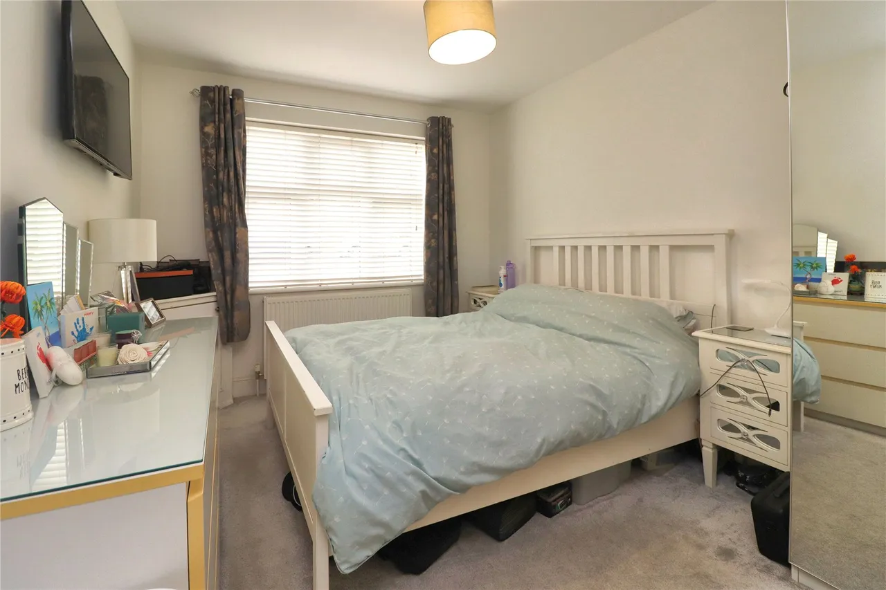 Robin Hood Road, St. Johns, GU21, photo 17