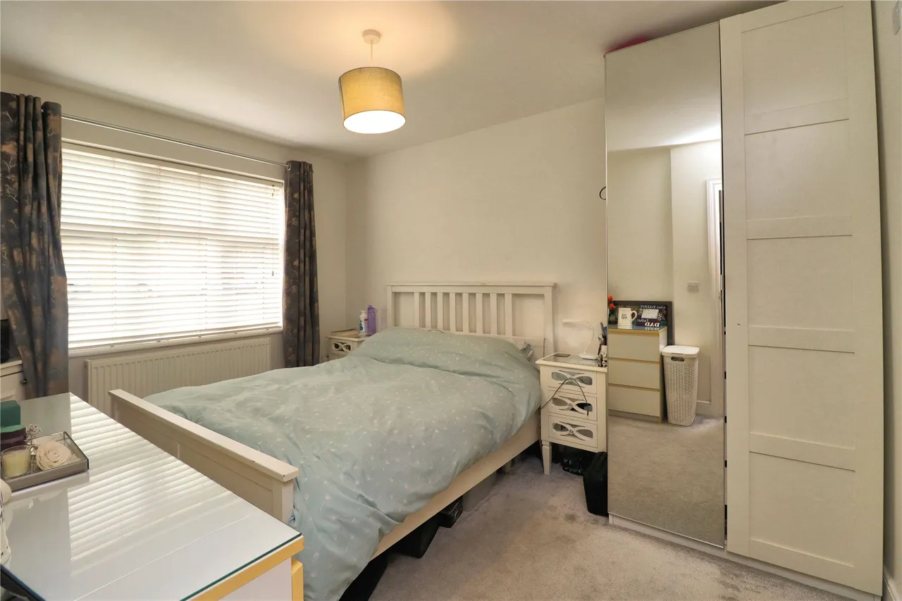 Robin Hood Road, St. Johns, GU21, photo 6