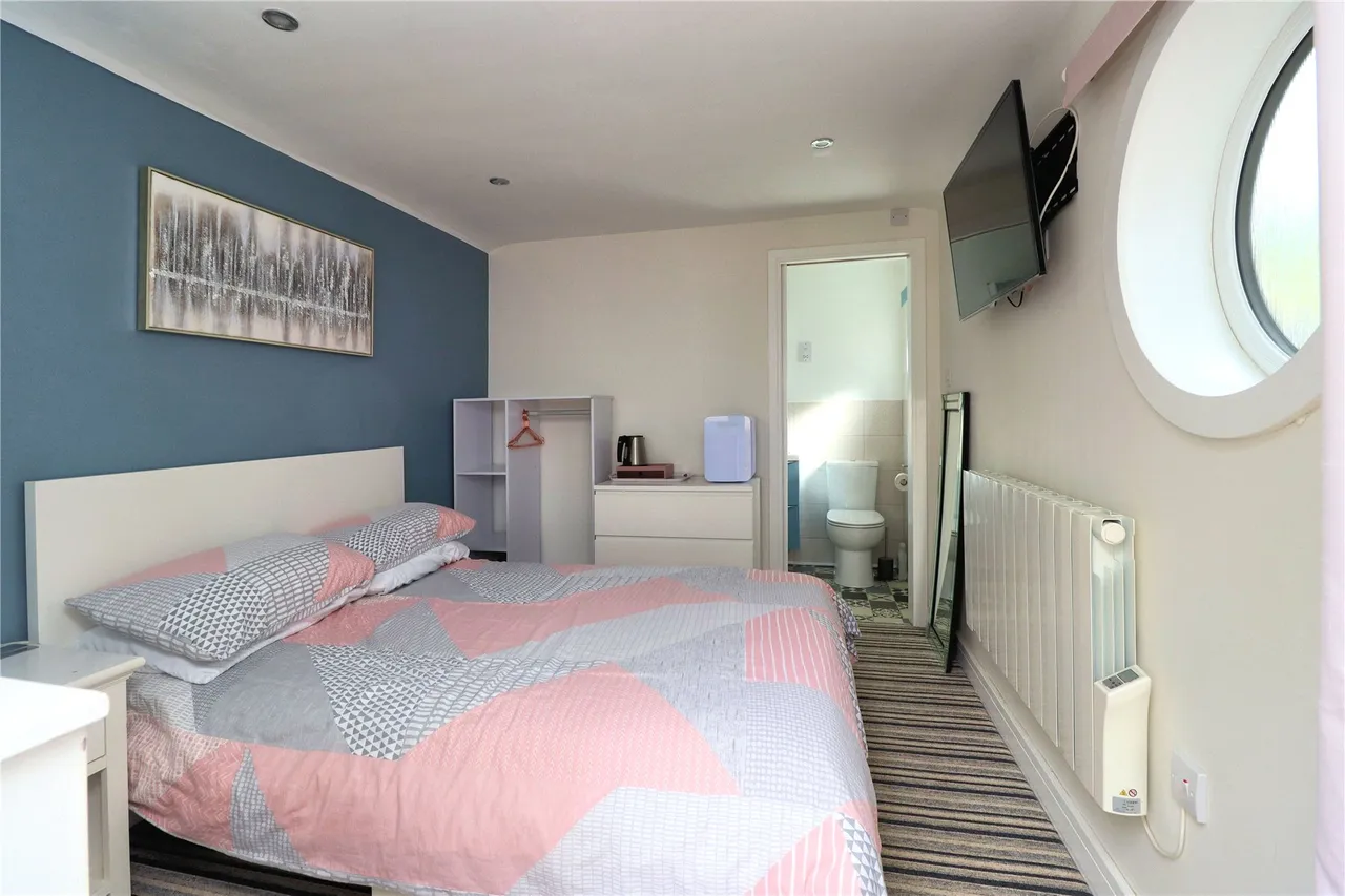 Robin Hood Road, St. Johns, GU21, photo 19