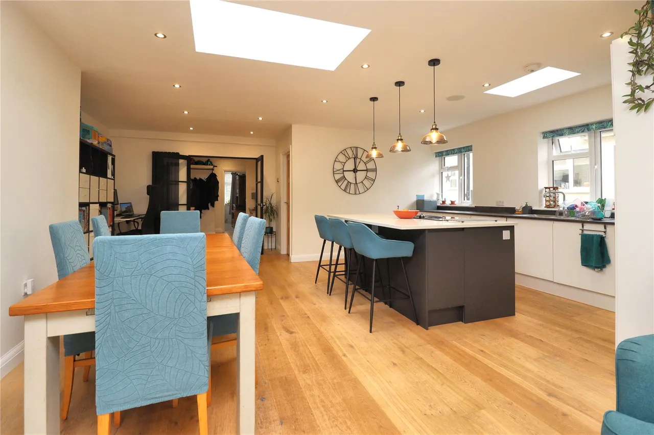 Robin Hood Road, St. Johns, GU21, photo 3