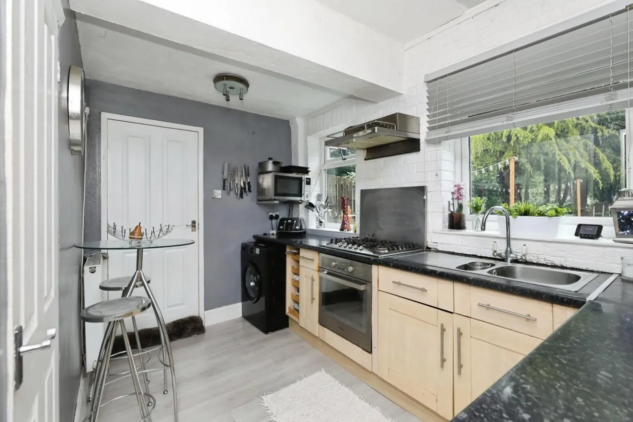 Kew Crescent, Charnock, S12, photo 10
