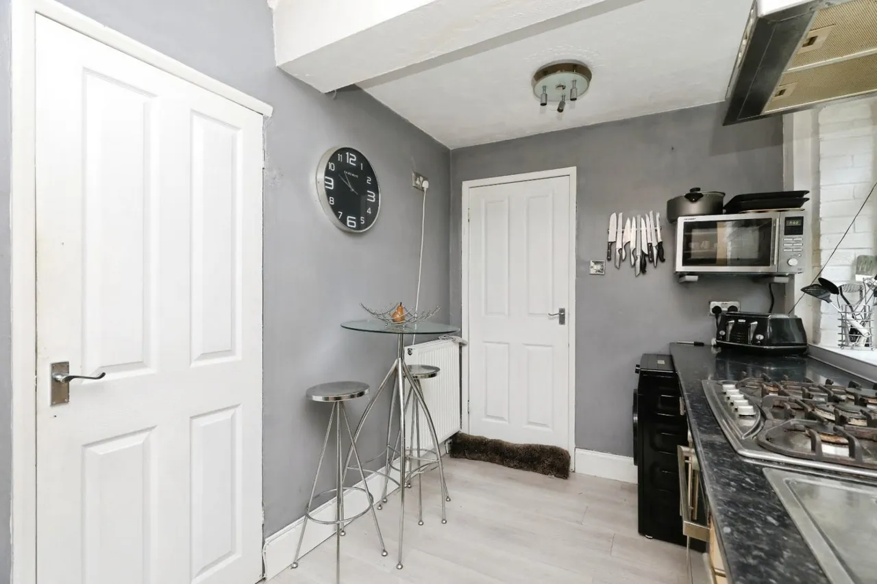 Kew Crescent, Charnock, S12, photo 11