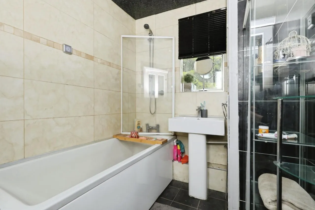 Kew Crescent, Charnock, S12, photo 18