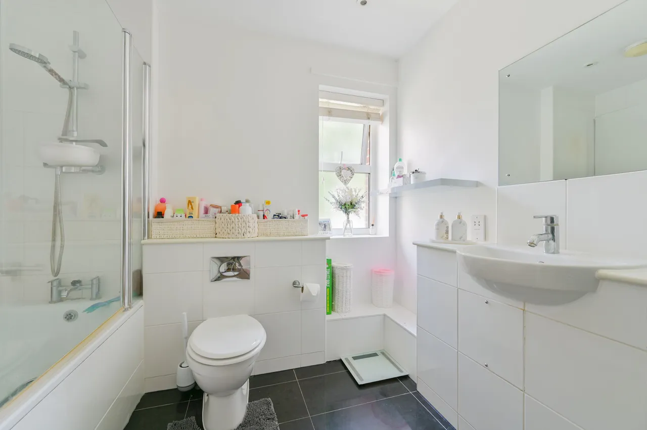 (40%) Flat 1, Eversley House, 7 Mullins Place, London, photo 7