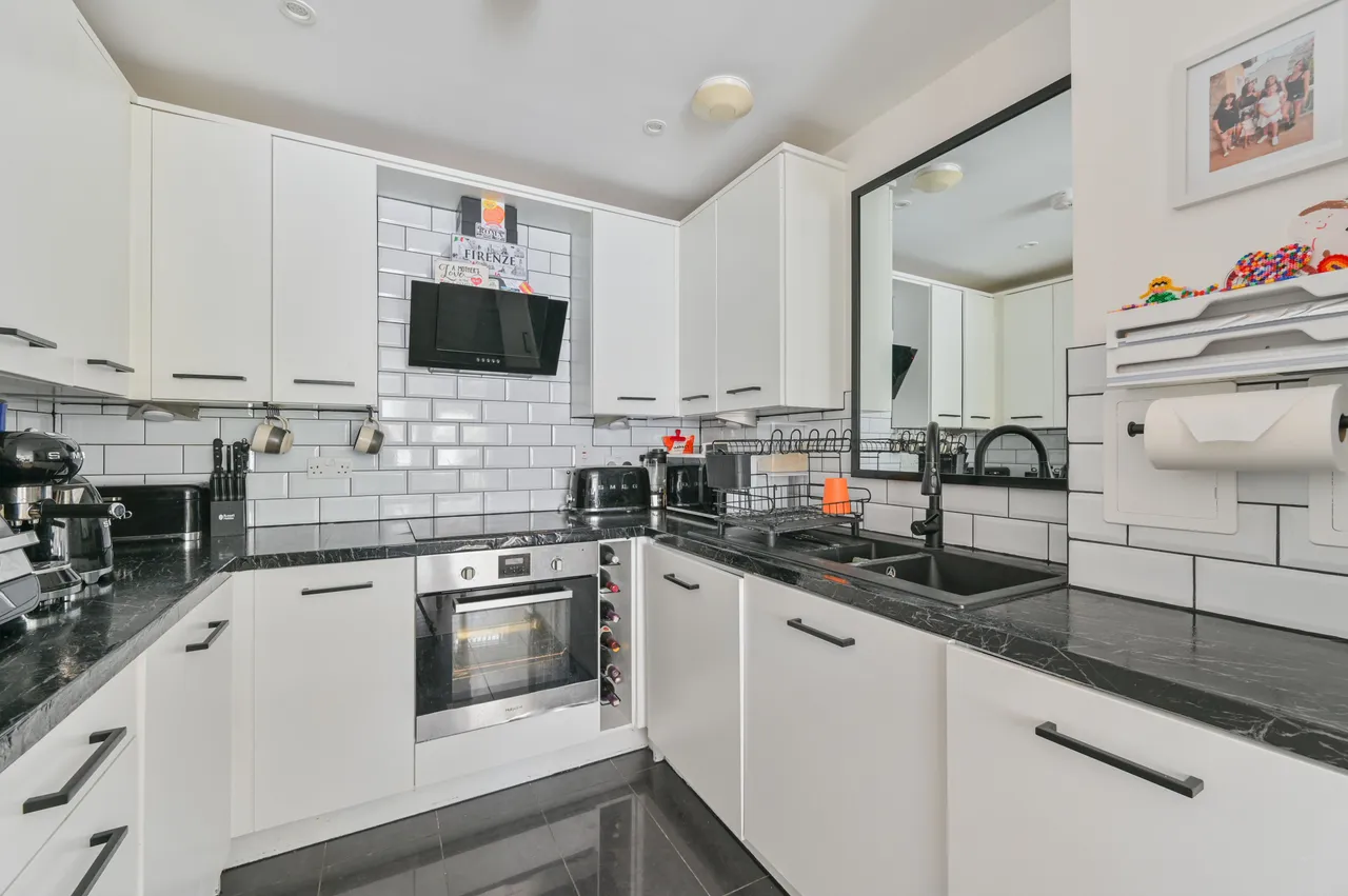 (40%) Flat 1, Eversley House, 7 Mullins Place, London, photo 3