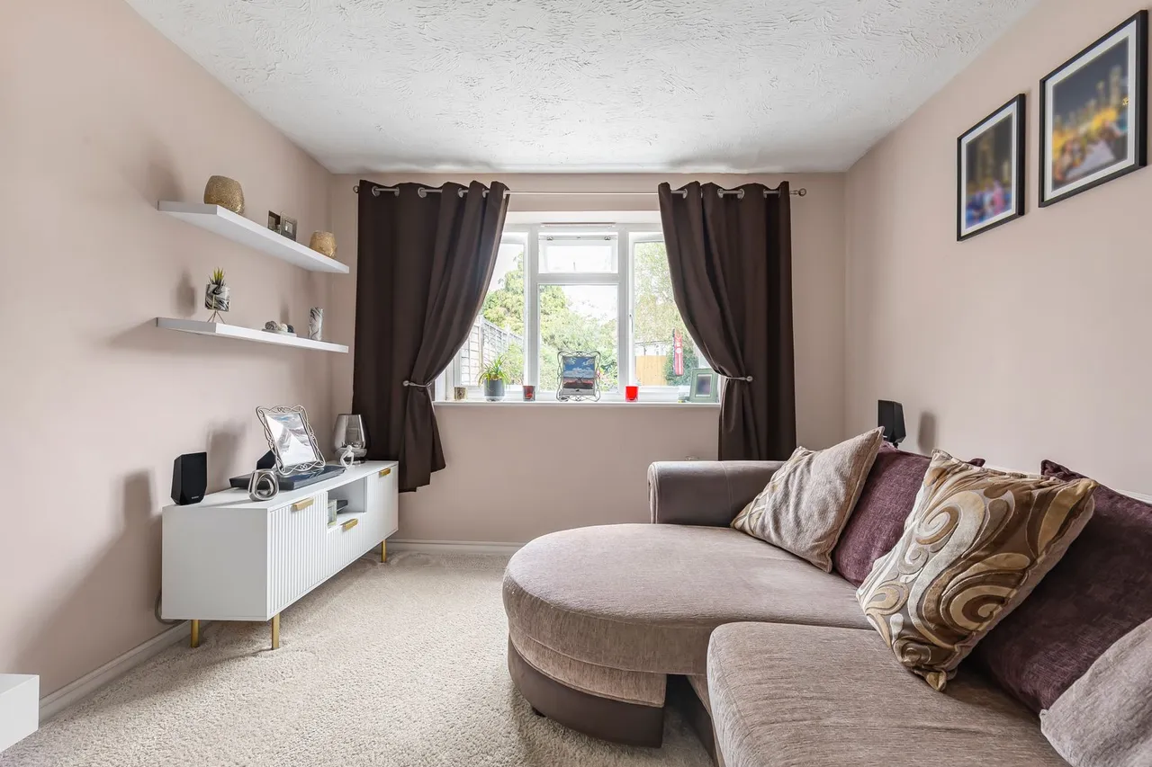 Redford Close, Feltham, TW13, photo 11