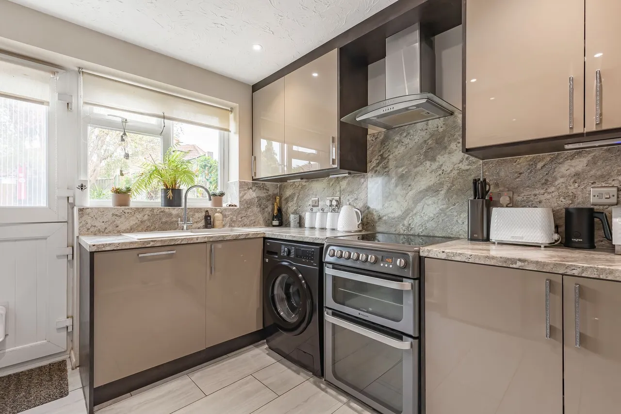 Redford Close, Feltham, TW13, photo 3