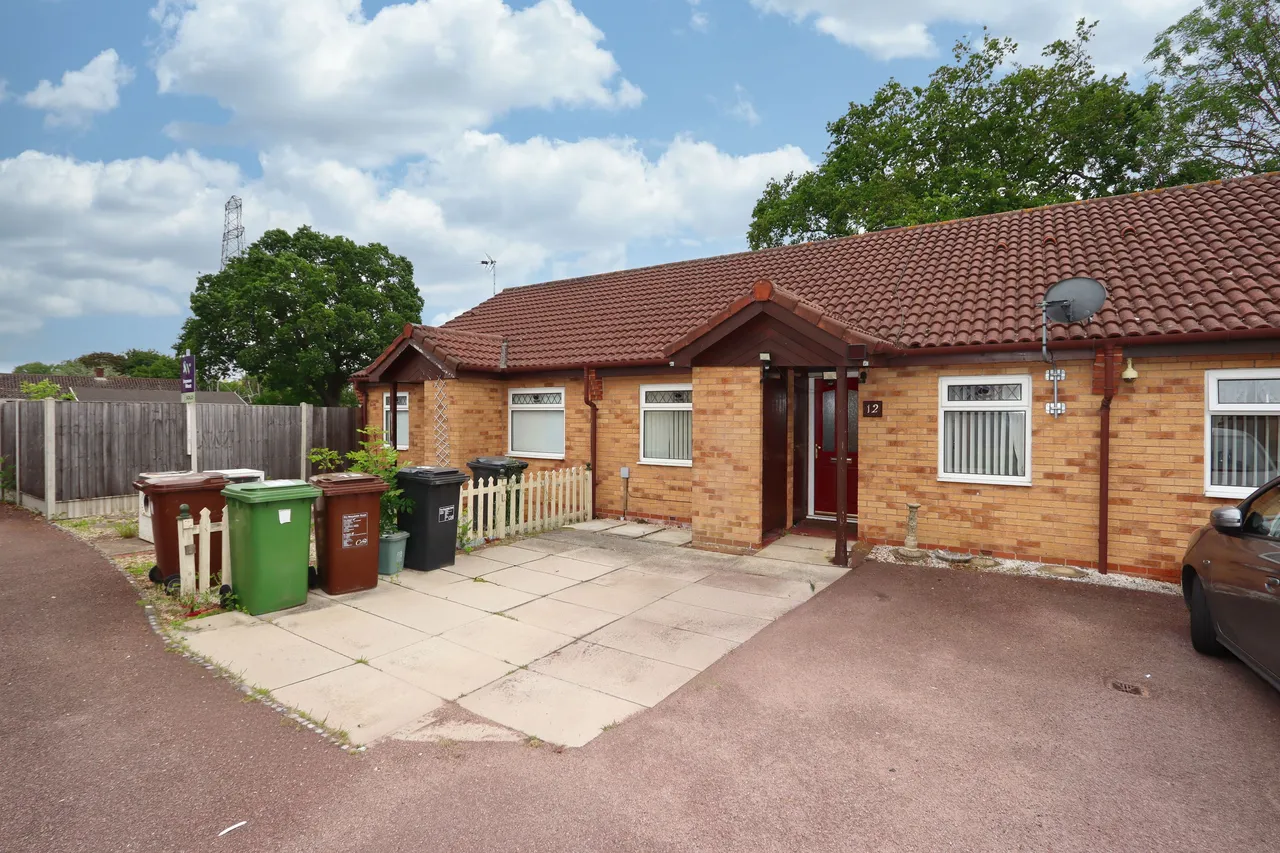 2 bed house for sale — Minehead Close, Corby, NN18