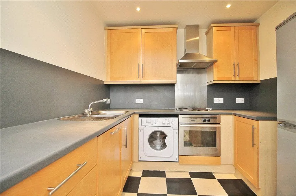 Kew Bridge Road, Brentford, TW8, photo 3