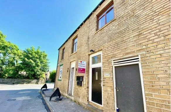 2 bed flat to rent — 2 Common Road, HUDDERSFIELD