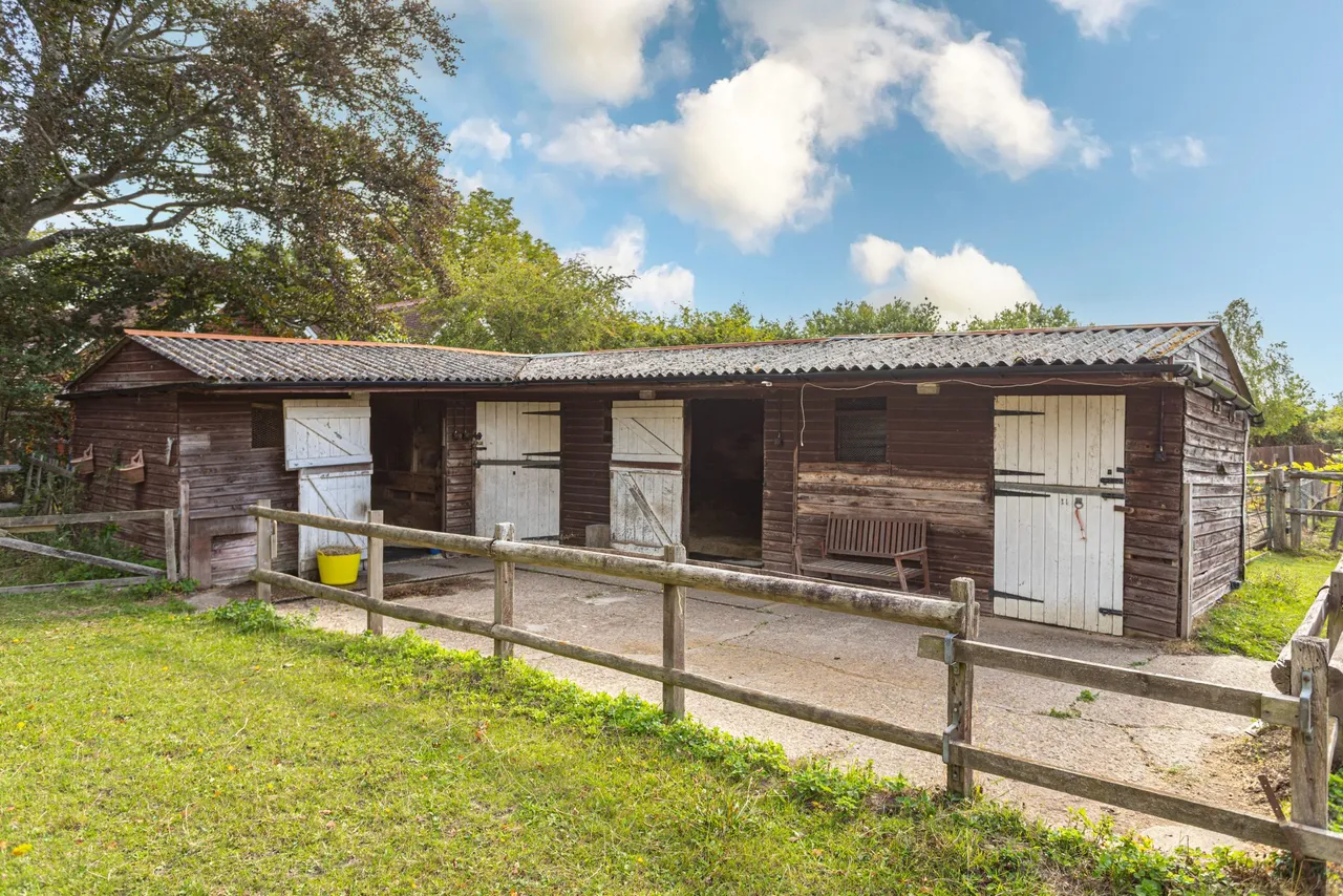 Paddocks & Stable, Chatter Alley, Dogmersfield, RG27 8SS, photo 5