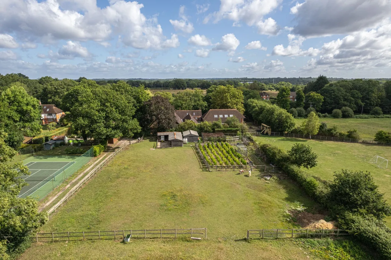 Paddocks & Stable, Chatter Alley, Dogmersfield, RG27 8SS, photo 2