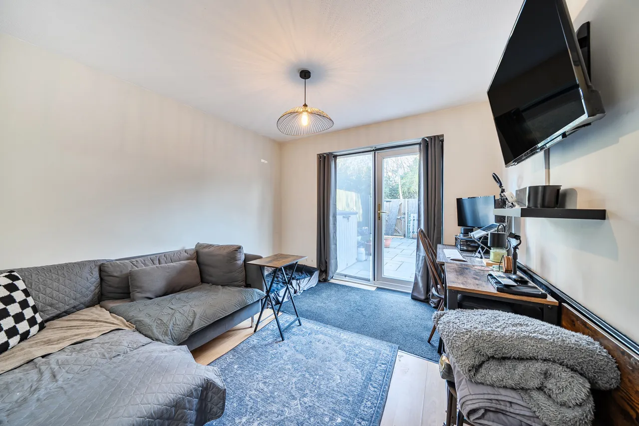 1 bed flat for sale, Perry Close, Uxbridge, UB8