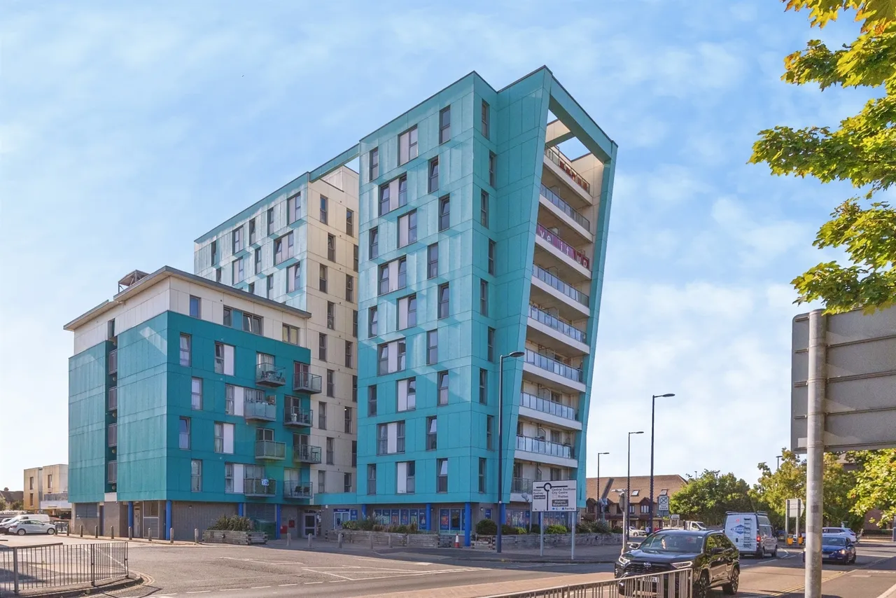 2 bed flat for sale — Fratton Way, Southsea