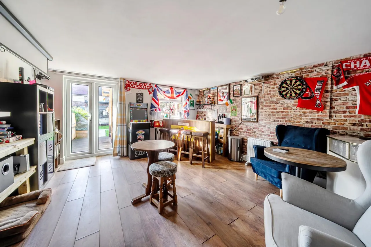 Eltham Palace Road, London, SE9, photo 11