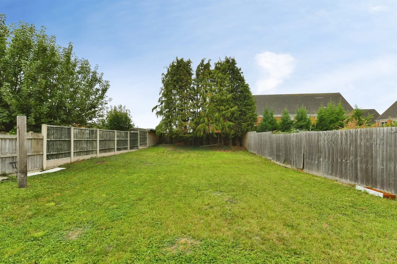 Waverley Gardens, Melksham, SN12, photo 2
