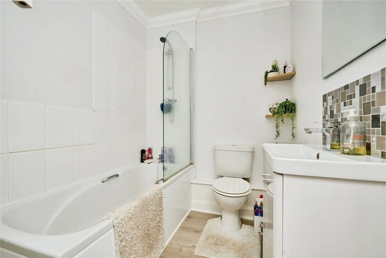 Prior Crescent, Newport, PO30, photo 9