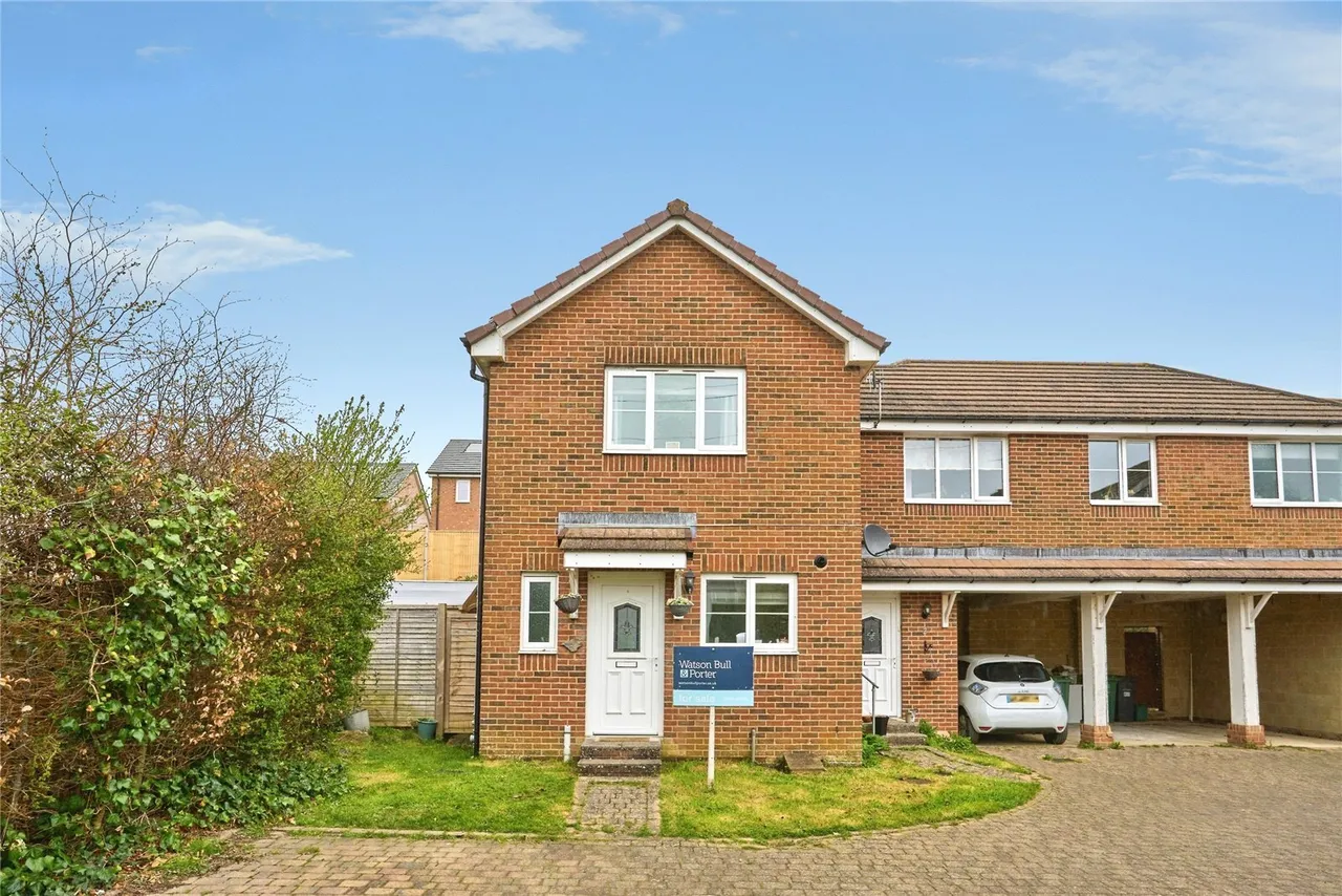 2 bed house for sale, Prior Crescent, Newport, PO30