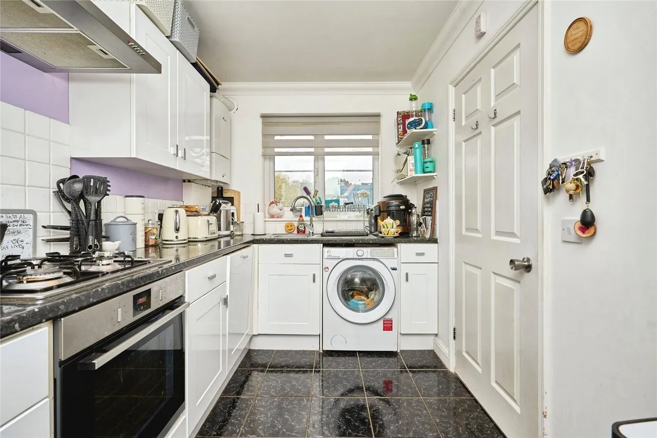 Prior Crescent, Newport, PO30, photo 5