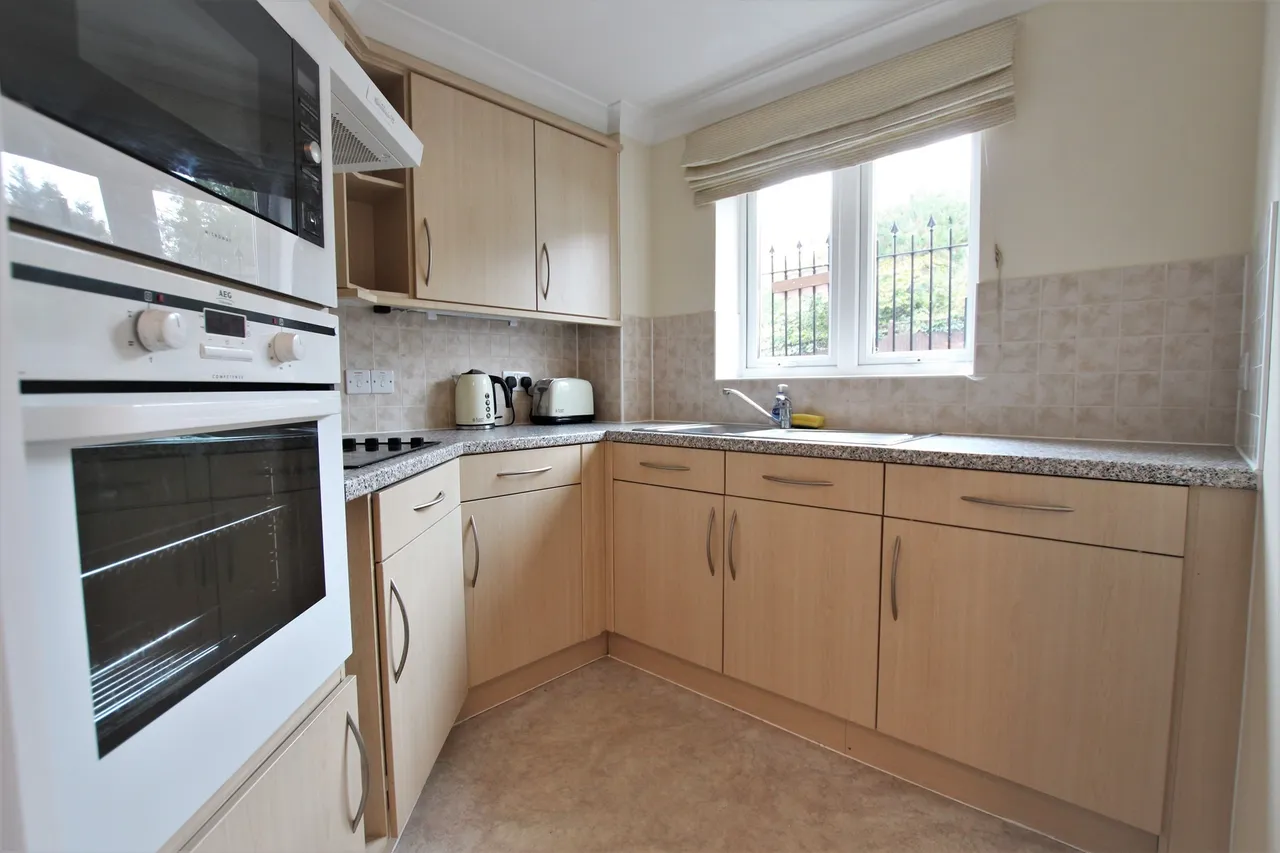 Winchmore Hill Road, London, N21, photo 4