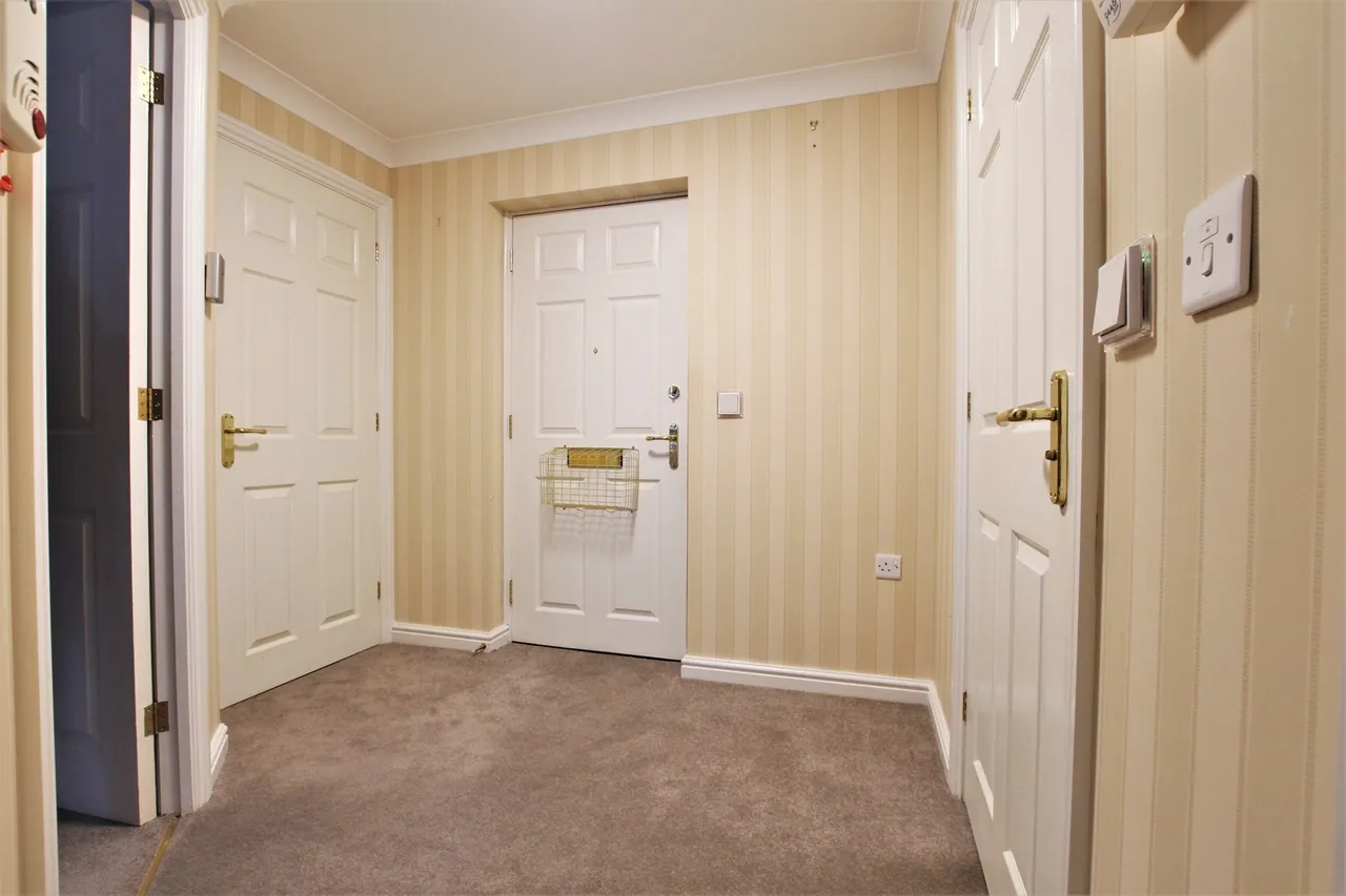 Winchmore Hill Road, London, N21, photo 7