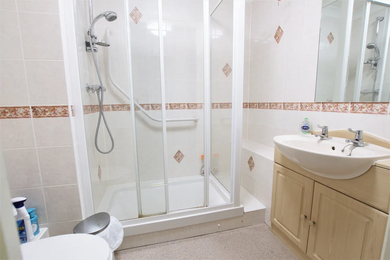 Winchmore Hill Road, London, N21, photo 6