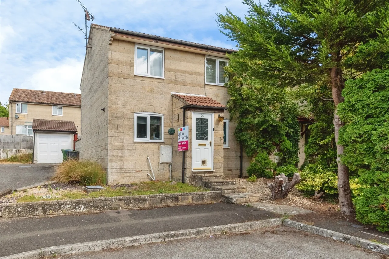 2 bed house for sale — Darcy Close, Chippenham