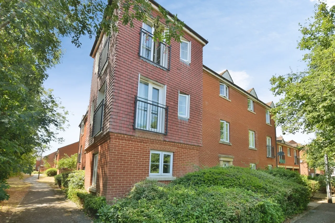2 bed flat for sale, Grenadier Way, Ashford, TN23