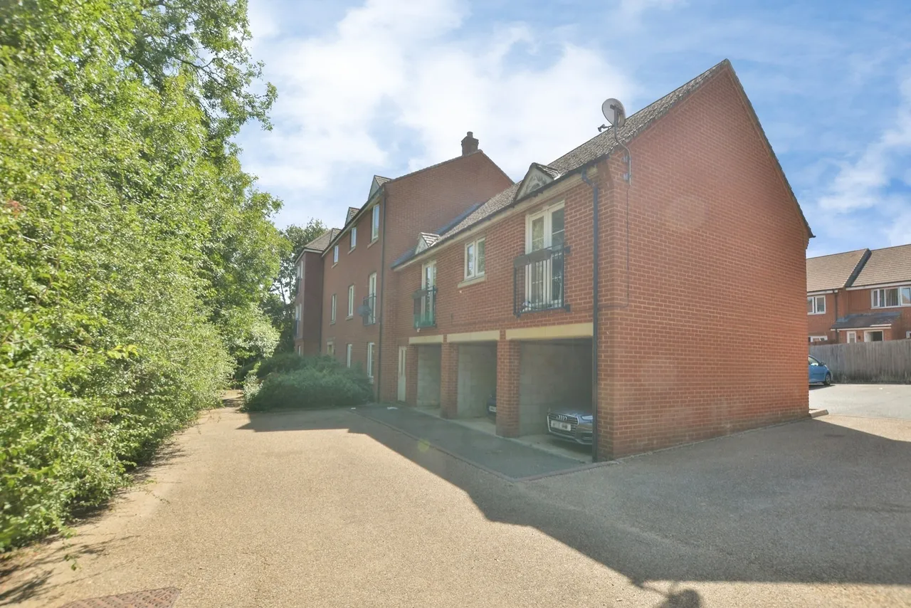 Grenadier Way, Ashford, TN23, photo 2