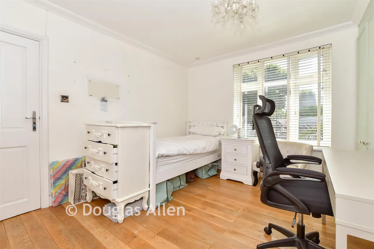 Main Road, Gidea Park, RM1, photo 12