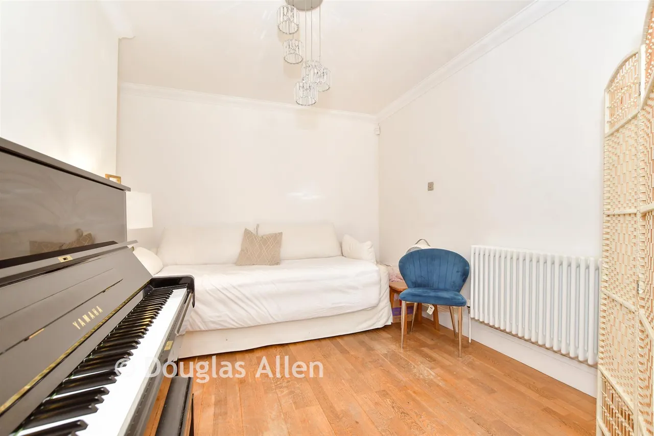 Main Road, Gidea Park, RM1, photo 7